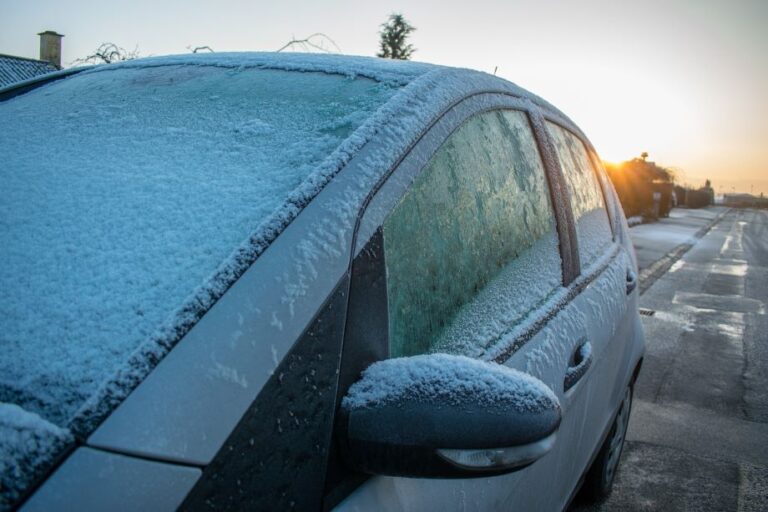Cuales el la mejor manera de quitar el hielo del parabrisas?
