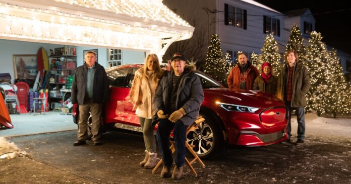 Chevy Chase y Beverly D’Angelo repiten sus papeles de «National Lampoon’s Christmas Vacation» con el Mustang Mach-E