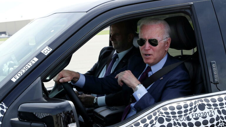 Joe Biden quiere que la mitad de todos los vehículos vendidos sean capaces de conducir sin emisiones