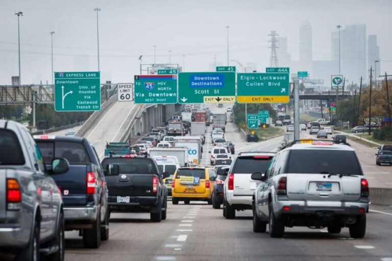 Cuáles son las ciudades que gastan de más y de menos en los autos ?