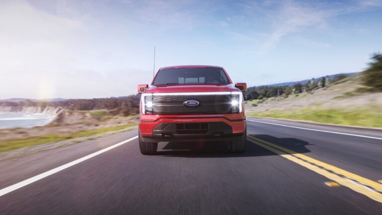 Ford entregó camiones eléctricos F-150 Lightning a clientes en los 50 estados de la nación