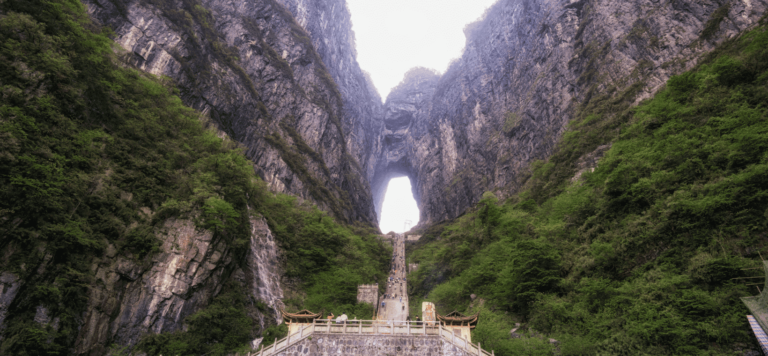 Destino asombroso: «La puerta del cielo», el teleférico más largo del mundo y la pasarela colgante de cristal