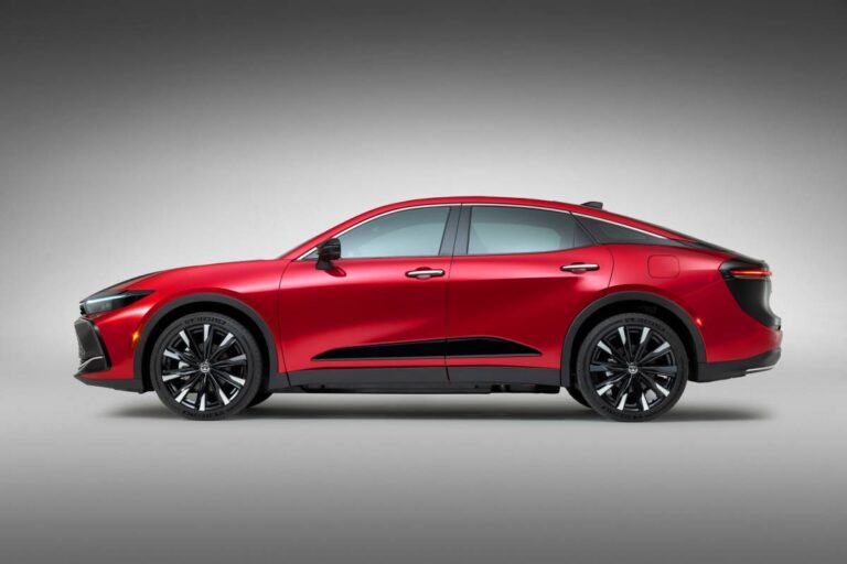 El Toyota Crown del 2023 se quiere posicionar en un segmento en declive