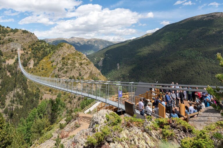 Ya puedes caminar por el segundo puente colgante turístico más extenso del mundo