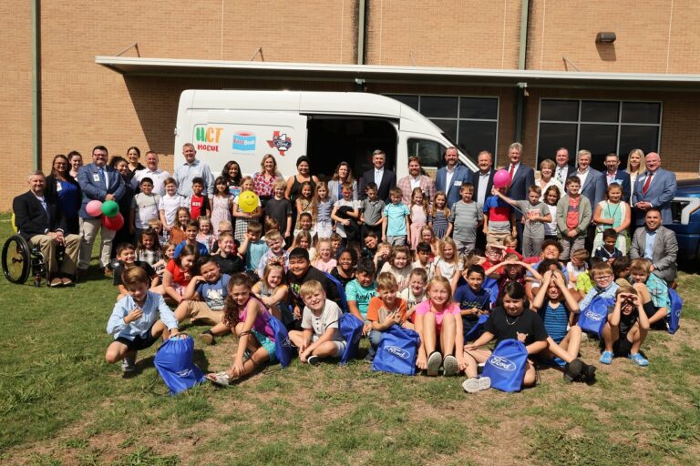 Elena Ford, Ford Fund y los concesionarios Ford del norte de Texas inspiran a los estudiantes a través del poder de la lectura y la educación STEAM