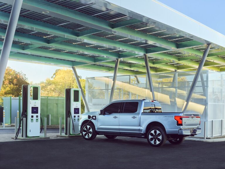 Los clientes del Ford F-150 Lightning recibirán de cortesía 250 kWh de carga ultrarrápida, en las estaciones de carga de Electrify América
