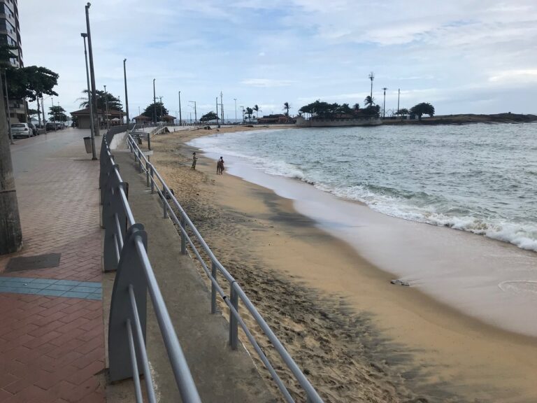 La playa radioactiva a la que los turistas van a curarse ignorando el peligro