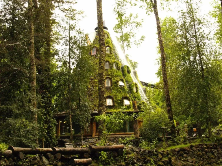 Hotel Montaña Mágica: Así es el hotel dentro de una montaña que tiene su propia cascada artificial