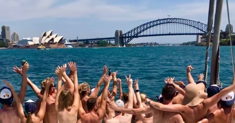 Turismo al desnudo: Descubre dónde hacer tus actividades favoritas sin ropa
