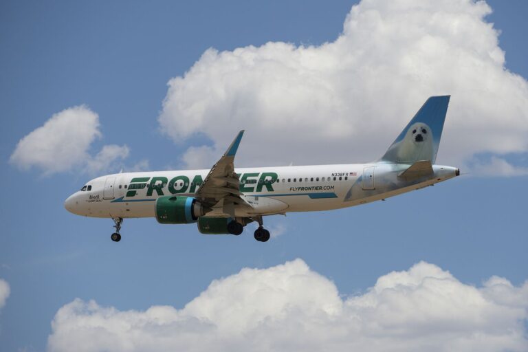 ¿Cómo volar con Frontier por un céntimo? Todo lo que debes saber sobre su pase anual