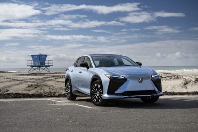 El Lexus RZ 450e llega, sin mucho ruido, como el primer vehículo eléctrico de la marca