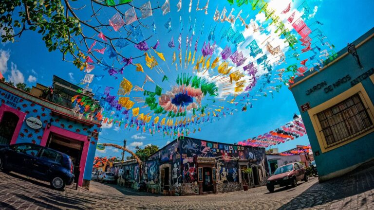 Visita uno de los barrios más hermosos y coloridos de México