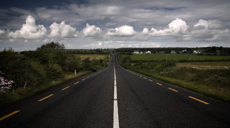 El autoestopista fantasma: Un encuentro sobrenatural en la carretera