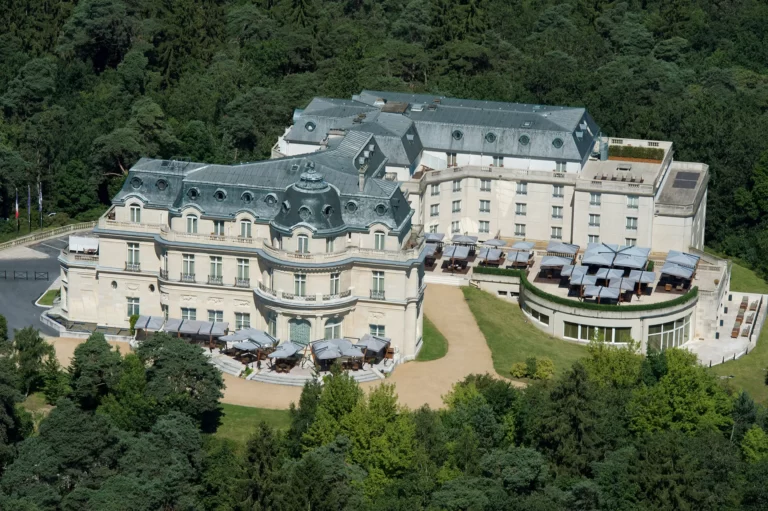 Hospedaje de lujo: El magnífico hotel castillo que abrirá cerca de París