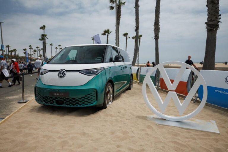 El Volkswagen ID. Buzz de tres filas debutó junto a modelos antiguos del Microbus en el Día Internacional del Autobús Volkswagen