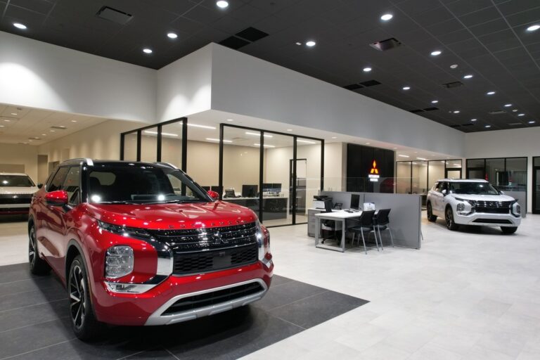 El programa de instalaciones de concesionarios de Mitsubishi alcanza un hito abriendo la 100th tienda actualizada de «identidad visual»