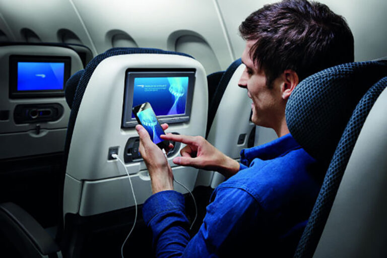 United Airlines presenta nuevos asientos con estaciones de carga inalámbrica