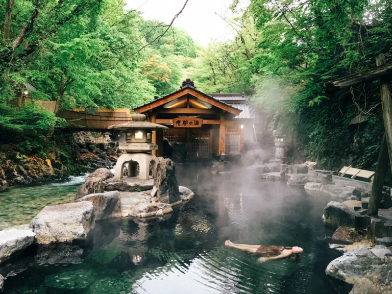 Vacaciona en este hotel oculto con las termas fluviales más pintorescas de Japón