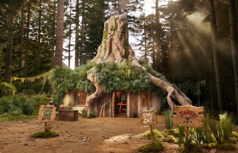 ¡Ya puedes reservar la casa de Shrek en Airbnb!