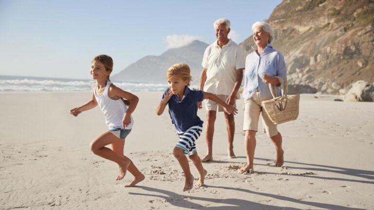 5 destinos divertidos para nietos y abuelos activos