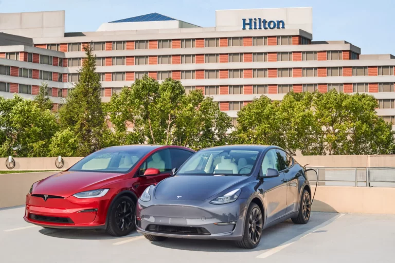 Hilton se asocia con Tesla para instalar miles de cargadores de vehículos en los hoteles