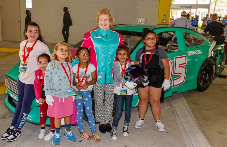 Estudiantes de ‘Miami Lighthouse For The Blind’ experimentaron autos exóticos de lujo