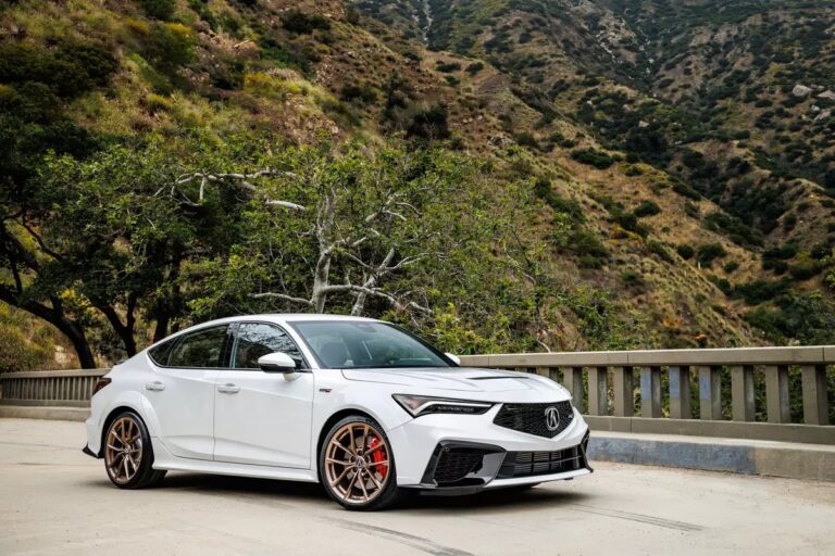 Los 10 mejores autos pequeños de lujo del 2023