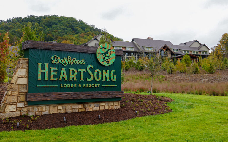 Así es el nuevo hotel de Dolly Parton inspirado en la naturaleza de las Grandes Montañas Humeantes