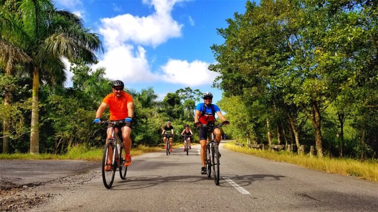 Intrepid lanza nuevos viajes a Cuba, incluidos tres itinerarios ciclistas