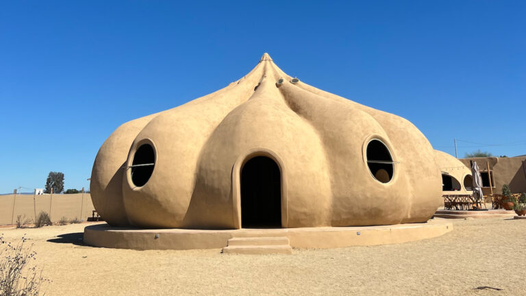 Valle de Guadalupe: El Bar que destaca por su arquitectura única en forma de gota