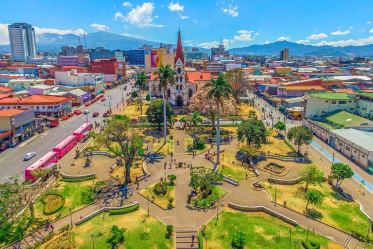 Explora la ciudad más grande de Costa Rica, llena de arte vibrante, arquitectura interesante y comida deliciosa
