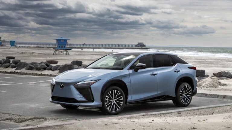 El Lexus RZ del 2024 recibe un modelo 300e de tracción delantera más barato