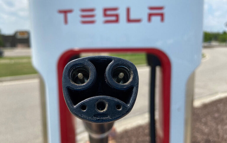 Conoce todos los fabricantes de autos que adoptarán el enchufe de carga de Tesla