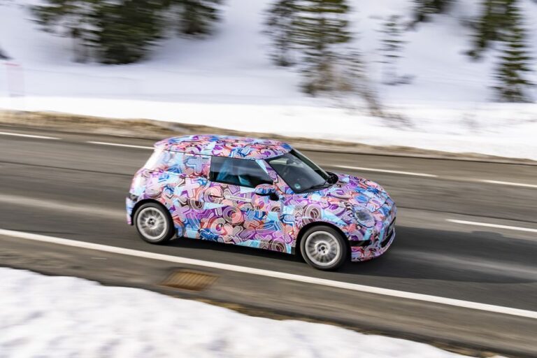 Mini Cooper SE del 2025: JCW inicia la era eléctrica de Mini como un paquete estético