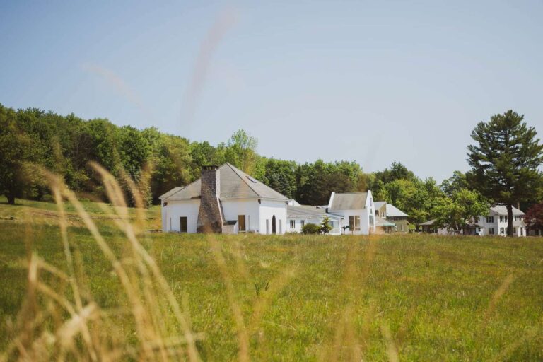 Visita este acogedor resort  de Nueva York con vistas a la montaña, «terapia con cabras» y hogueras