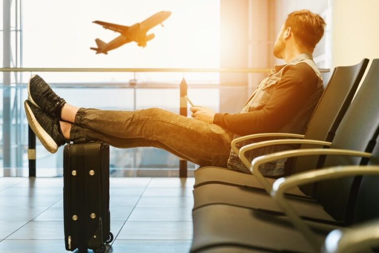 10 maneras de viajar por el mundo gratis (o incluso cobrando)