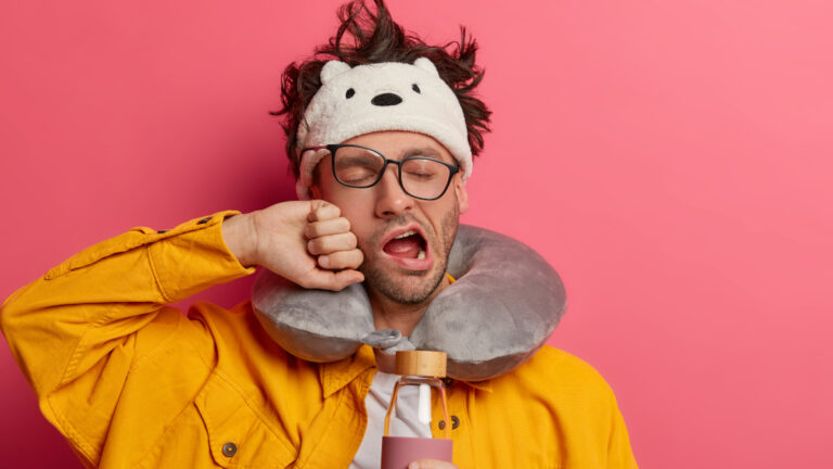 ¿Cómo vencer el jet lag, según los auxiliares de vuelo?