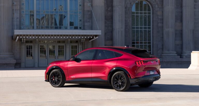 Elegancia Clásica: Los Autos Retro que Siguen Robando Miradas en el 2025