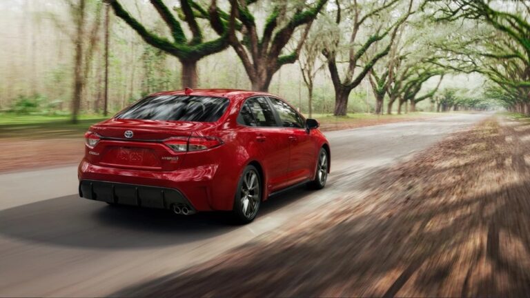 ¿Qué autos compactos ofrecen el mejor rendimiento por menos dinero?
