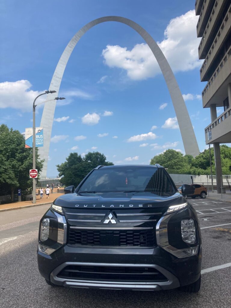 El Mitsubishi Outlander del 2025, el auto elegido para recorrer solitariamente el trayecto desde Miami hasta Faorbanks en Alaska y regreso