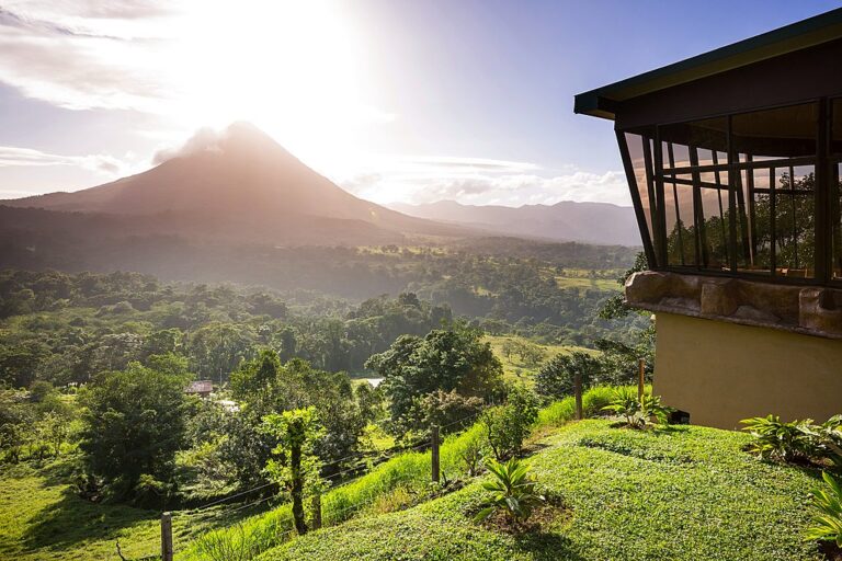 ¿Qué 5 lugares de aventura en Costa Rica combinan selva, volcanes y surf?