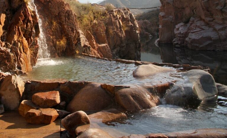 ¿Qué 5 destinos ofrecen los mejores baños termales naturales sin pagar entrada?