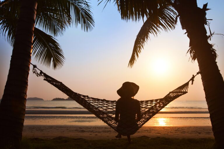 Los 5 mejores destinos para viajar solo por primera vez en el 2026