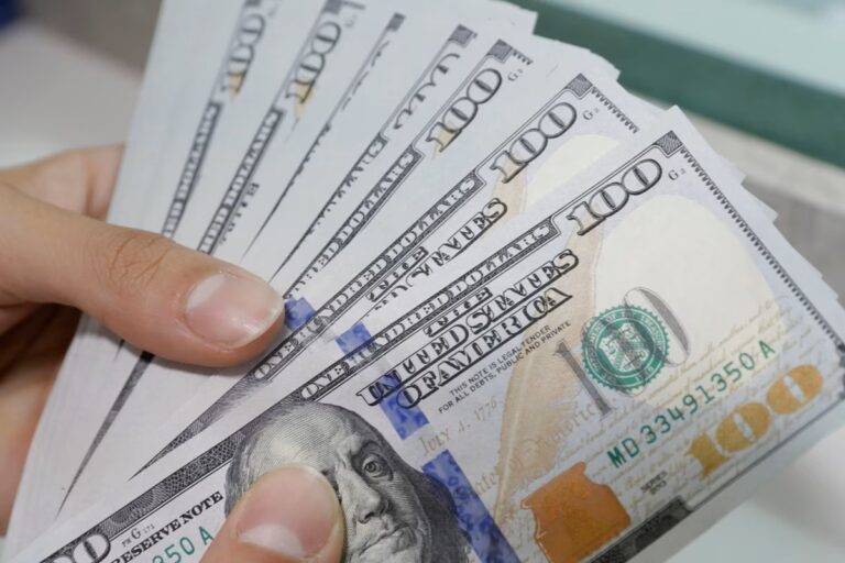 Los 5 países donde cambiar dólares en el mercado local multiplica tu presupuesto de viaje