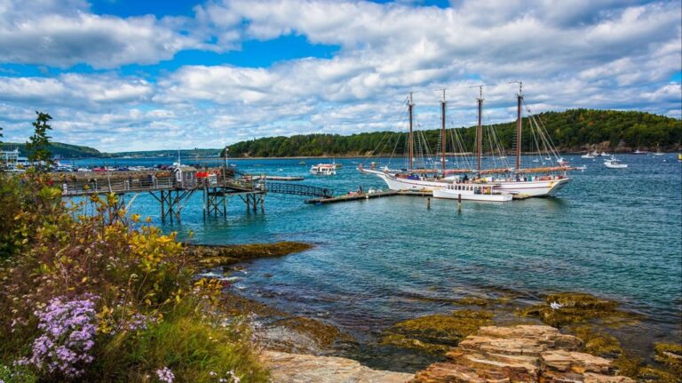 5 pequeñas ciudades costeras del Atlántico ideales para trabajar remoto en verano