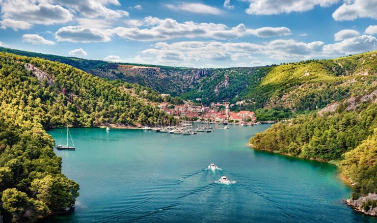 5 pueblos junto a lagos que son mejores en otoño que en verano