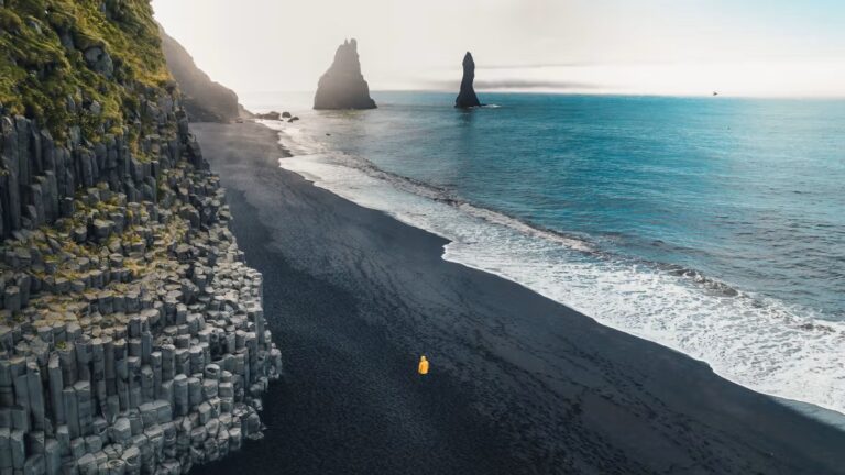 Las 5 islas volcánicas del mundo donde la playa y la lava cuentan la misma historia
