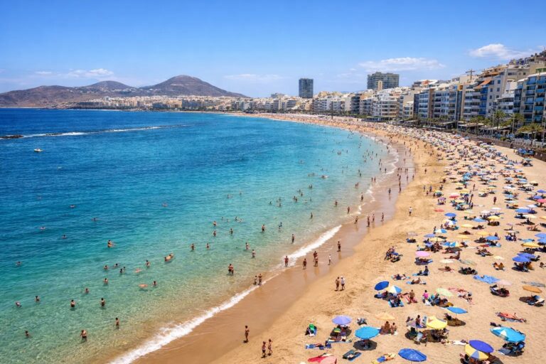 Las 5 playas urbanas del mundo donde puedes salir del trabajo y meterte al mar en 20 minutos