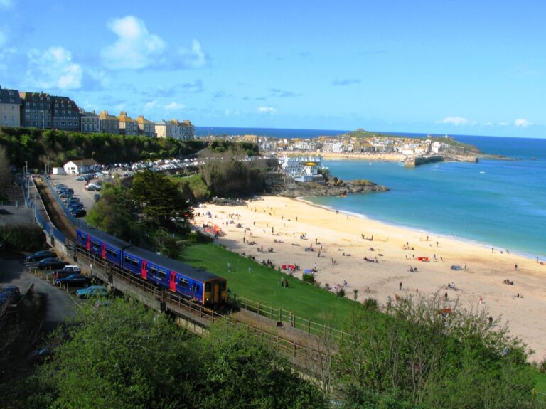 Las 5 estaciones de tren junto al mar que convierten la llegada en parte del viaje