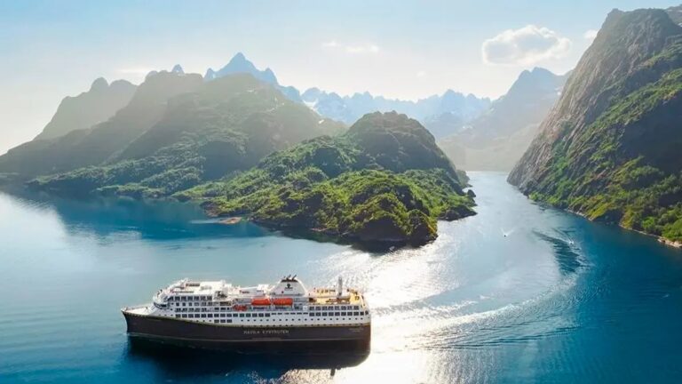 Los 5 trayectos costeros en transporte público que parecen un crucero de lujo en el 2026